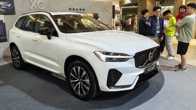 趕在第一天, 來南港Lalaport看好久不見的All New XC60~~