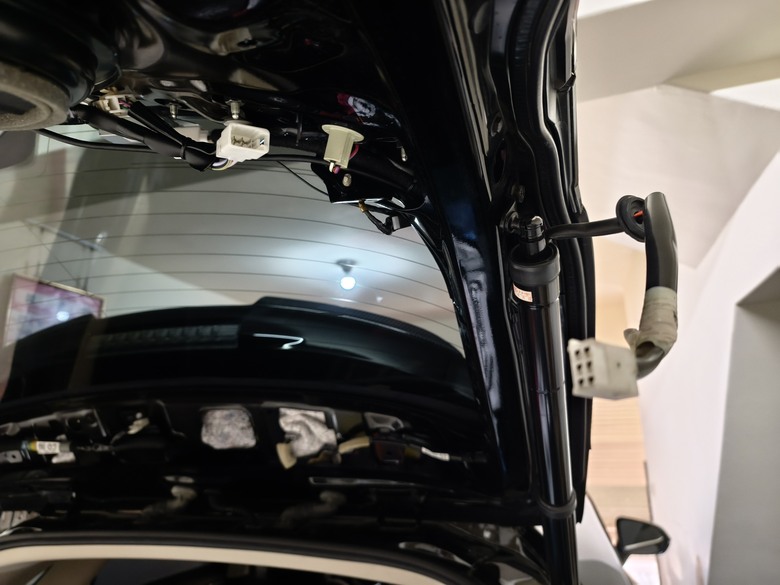 拆卸與安裝2015年NX300H 電動尾門連桿