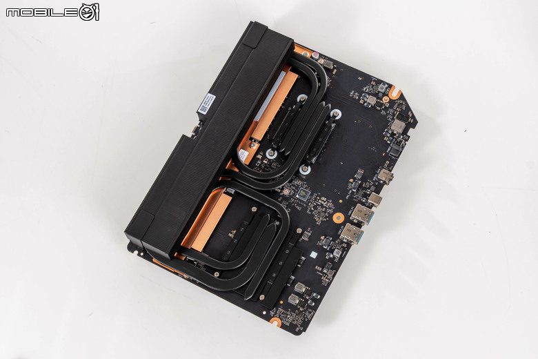 ROG GR70 小型電競桌機開箱實測 搭配最強 AMD 9955X3D 處理器的迷你巨人