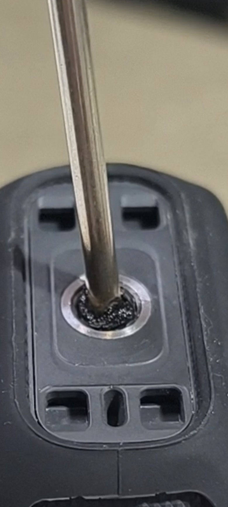 相機腳架孔斷裂卡在裡面自救