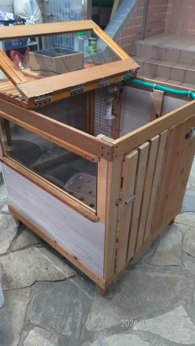 DIY 自家庭院狗屋