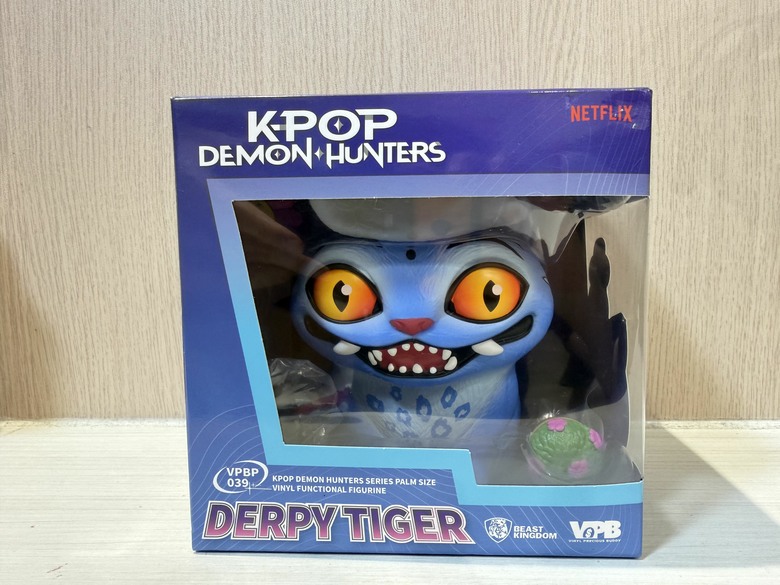 🐯 有點壞、有點可愛的存錢虎 !KPOP Demon Hunters Derpy Tiger 開箱