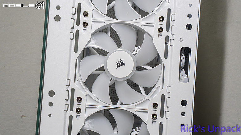 3200D 預裝三顆RS120 ARGB風扇