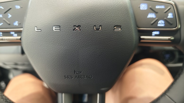 趕在第一天來欣賞All New Lexus ES300h的心得分享