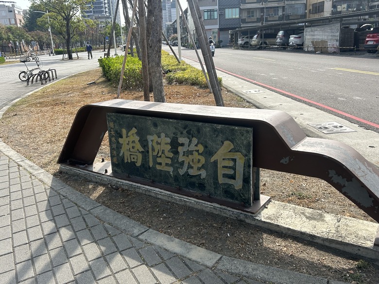 「 兩 鐵 列 車 」 騎 遊 高 雄 果 嶺 自 然 公 園