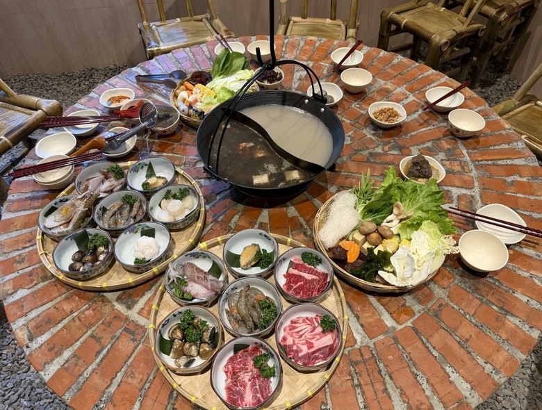 屏東火鍋一條街必吃|九街吊鍋紅蟳薑母鴨+胡椒豬肚鴛鴦鍋也太猛|私房肉燥飯超有誠意