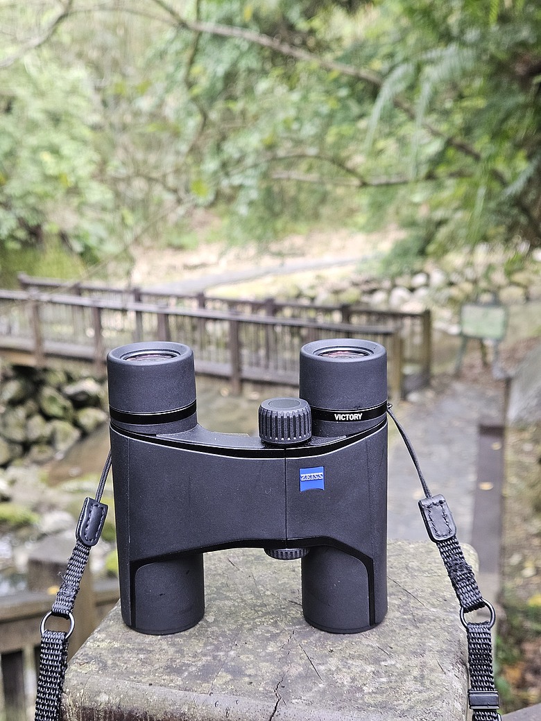 輕裝出發！帶上 ZEISS Victory Pocket 雙筒望遠鏡，漫遊小坑溪文學步道 順道拜小坑福德宮土地公跟武財神