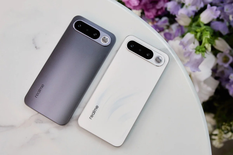 搶攻Y2K復古自拍熱潮！realme 16 5G登台，首創「補光自拍鏡」結合7000mAh巨獸級電量