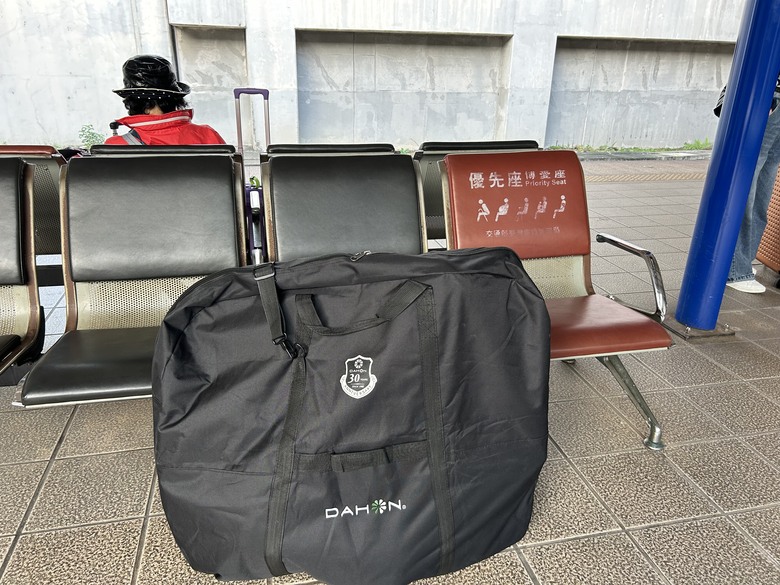 「 兩 鐵 列 車 」 騎 遊 高 雄 果 嶺 自 然 公 園