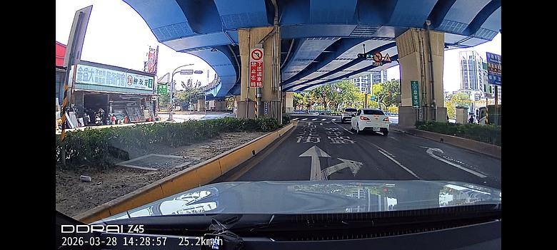 高雄市右轉箭頭的車道可以直行? (左營分局)