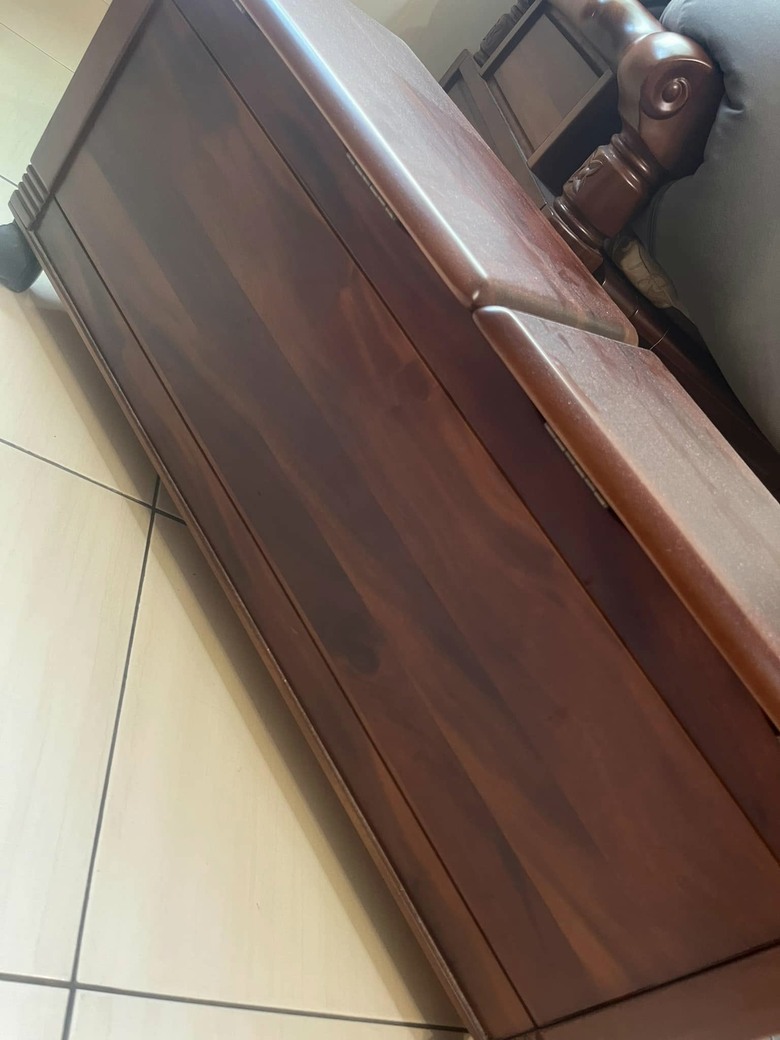 請教判斷圖中家具的原始木料是什麼
