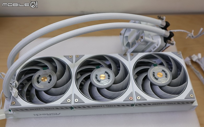 華擎 ASRock 鋼鐵傳奇 Steel Legend 新拼圖 360 LCD 水冷