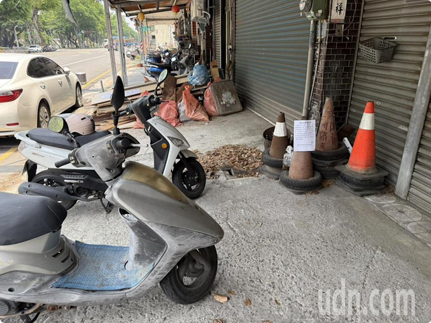 行人地獄 高雄行人遭撞2死1重傷 直擊案發處騎樓堆雜物、人行道種木瓜樹