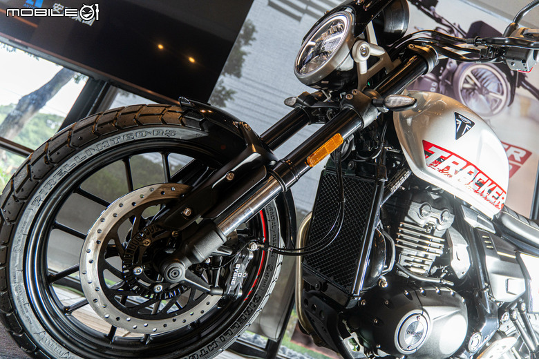 點我看大圖 【採訪】2026 Triumph Tracker 400 建議售價:209,800元,為街頭而生的賽道靈魂。