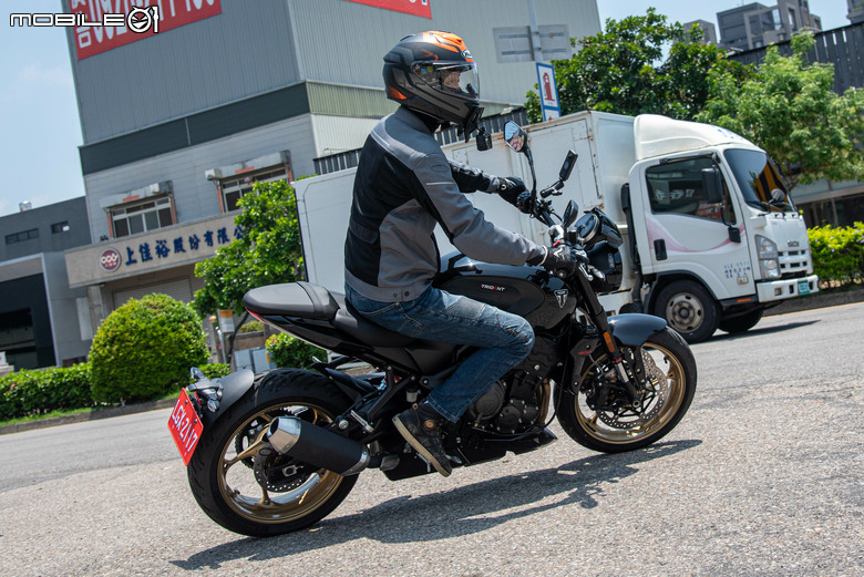 2026 Triumph Trident 800 發表試駕｜建議售價：499,000元，動力大提升扭力超有感！