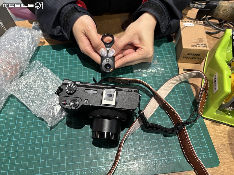 原本只是買相機，結果越買越多｜Canon HG-100TBR、LP-E17 電池與副廠座充入手心得
