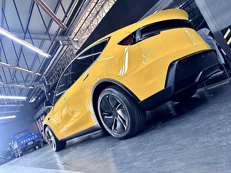 [開箱]嘉義汽車包膜｜ Tesla白TPU＋黃改色膜對照｜收邊工藝近拍，判斷師傅功力好不好！