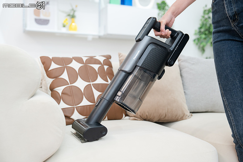 點我看大圖 Panasonic MC-SBR70 極淨光吸塵器開箱|地板乾淨看得見,雙電池 116 分鐘續航超給力!