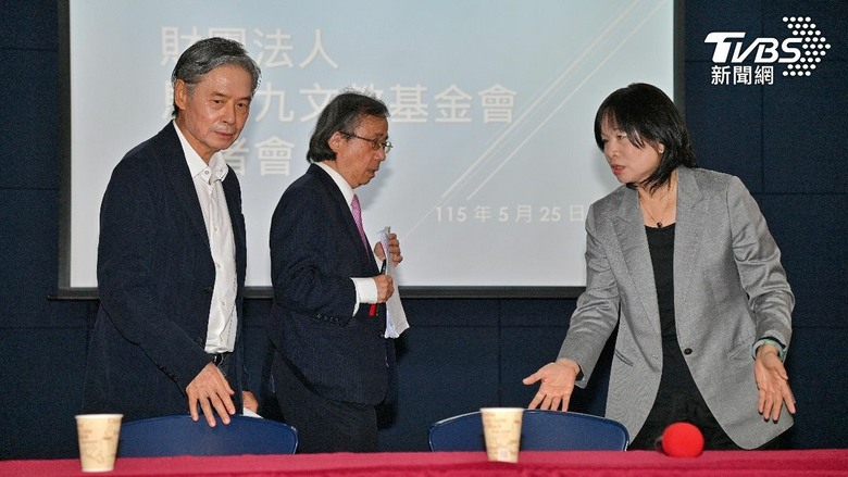 金溥聰揮刀！控訴王光慈收對岸捐款秀出蕭旭岑與台商「捧現金」合照