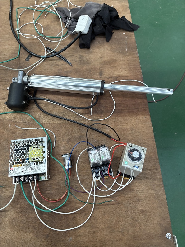 請問機電高手及前輩們,如何做一個電動推桿的電路