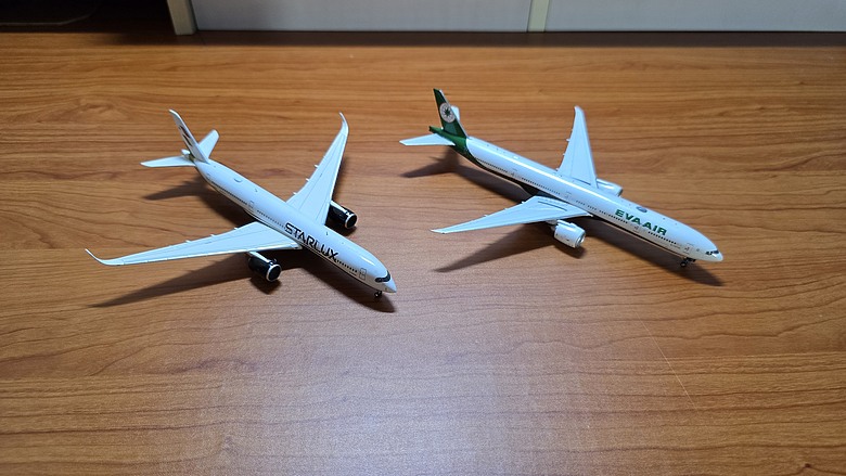 【開箱】1/400 金屬客機模型