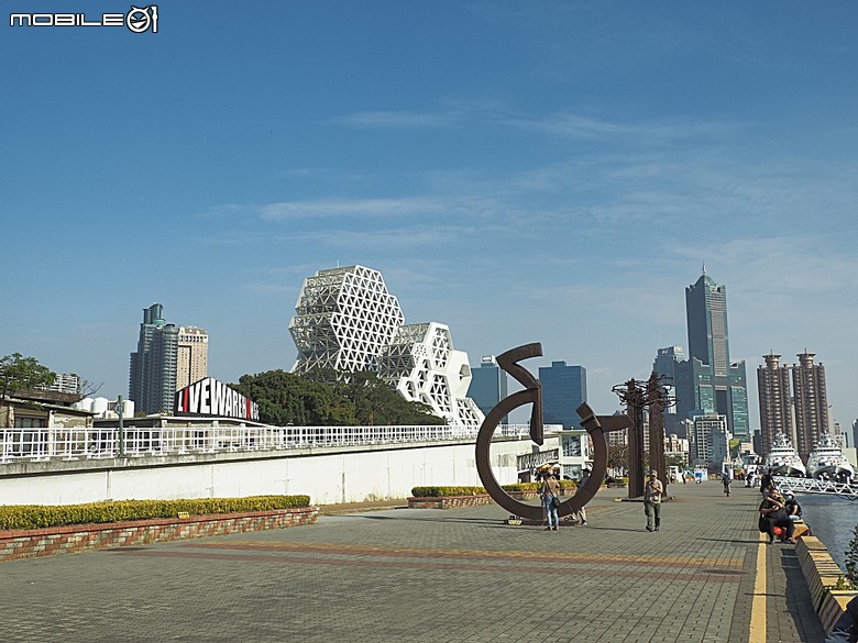 駁二藝術特區(蓬萊倉庫、大勇倉庫、大義倉庫)、大港橋、哈瑪星台灣鐵道館、典藏駁二餐廳 ARTCO、李家圓仔湯 — 冬日高雄港濱散策 駁二篇