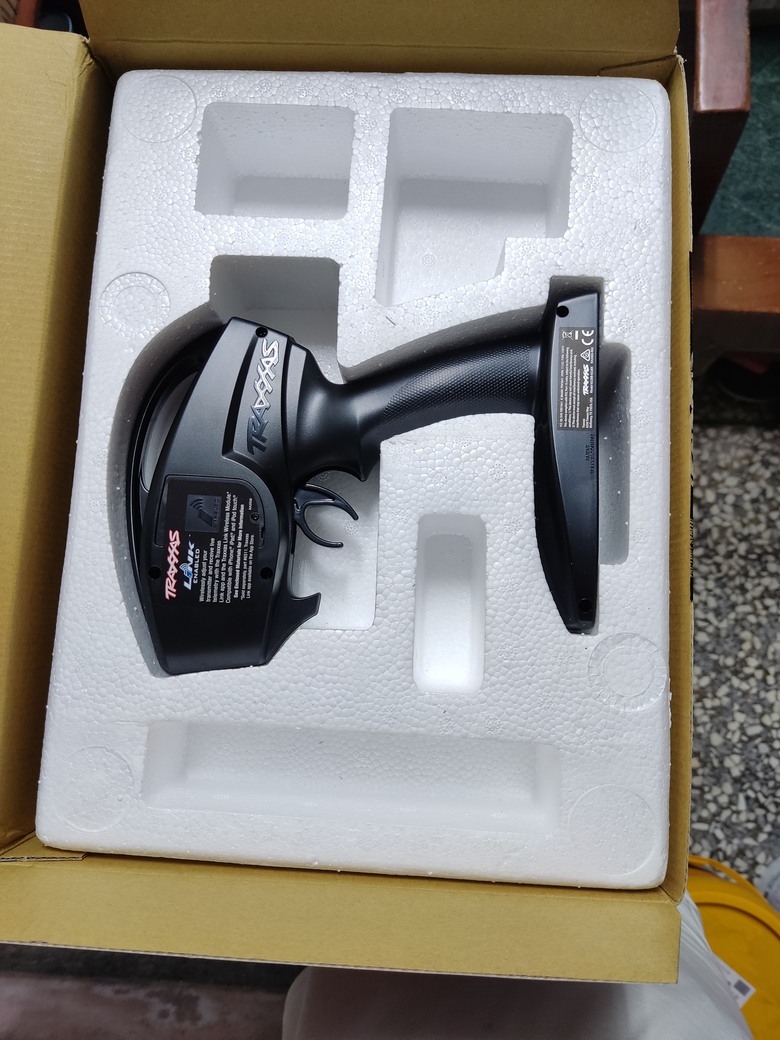 Traxxas 1/7 UDR 開箱
