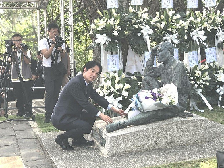 在史國王太后面前跪了 這有對等尊嚴？
