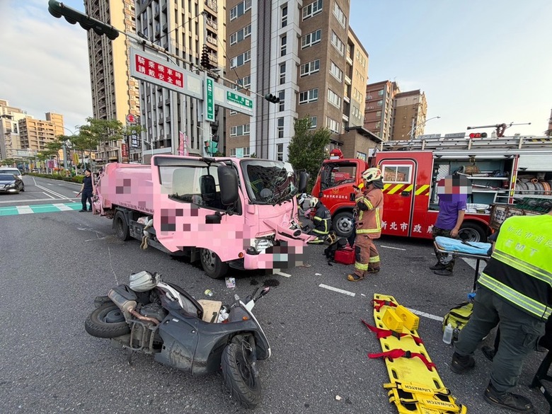新北 蘆洲 機車騎士待轉，被後方垃圾車。撞倒.....