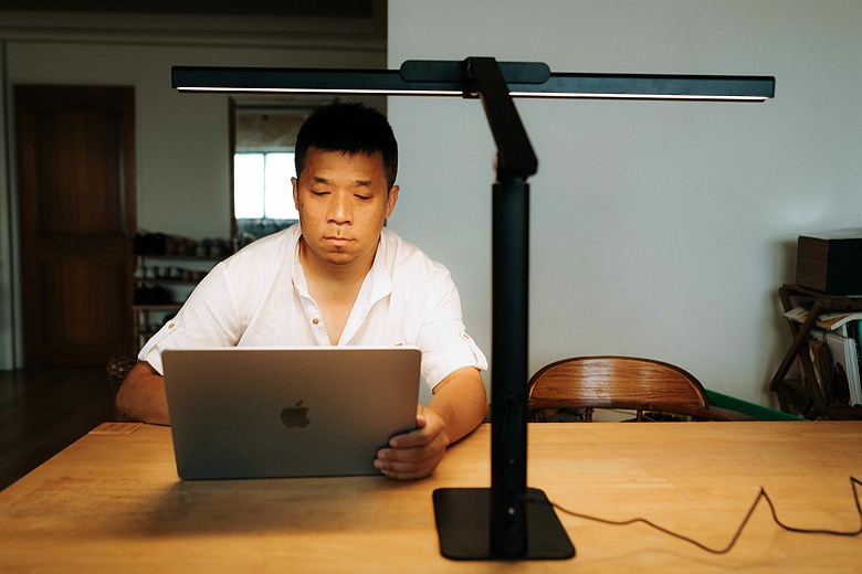 舞光 Eye Health 全光譜護眼檯燈|工作與生活都用得上的護眼桌燈