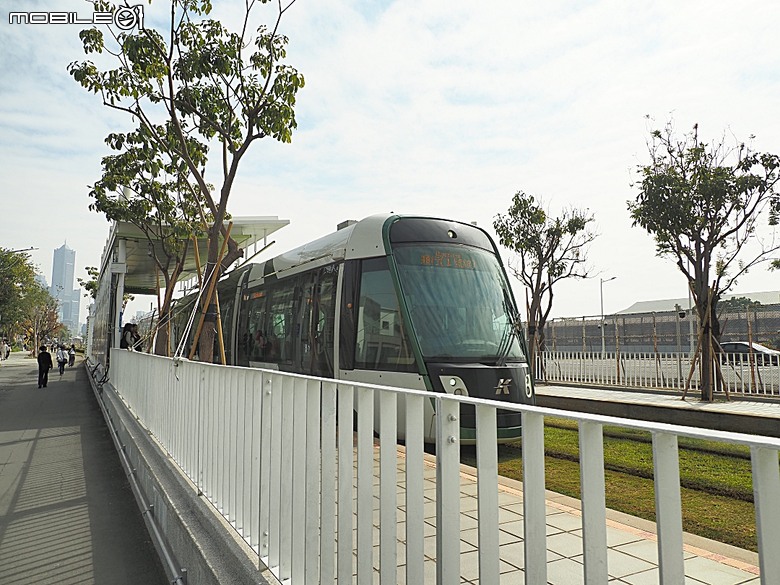 駁二藝術特區(蓬萊倉庫、大勇倉庫、大義倉庫)、大港橋、哈瑪星台灣鐵道館、典藏駁二餐廳 ARTCO、李家圓仔湯 — 冬日高雄港濱散策 駁二篇