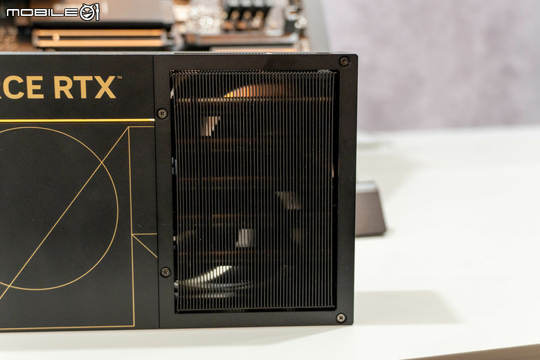 華碩推出 ProArt RTX 5090 OC Edition 顯示卡 在 2.5 Slot 厚度內具備雙導風散熱技術 提供內容創作者更高效能