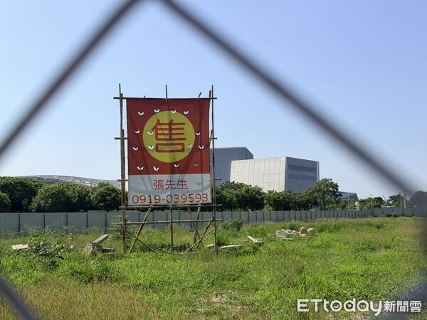 綠美圖第一排驚見「售」字，建商撇賣地求生傳言