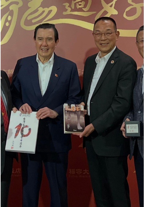 點我看大圖 馬英九「忘記了」?韓螢煥捐款百萬台商感謝餐敘上合照曝光