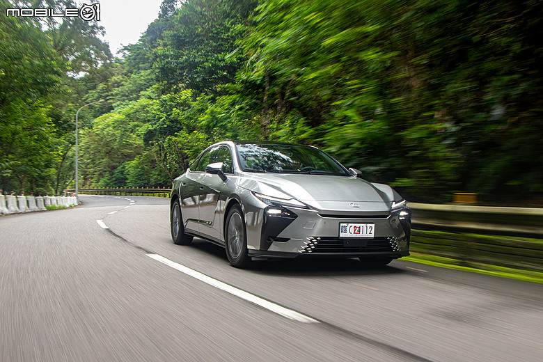 Lexus ES 300h 頂級版試駕｜省油、省稅都有感，掌握銷量密碼的超級王牌！