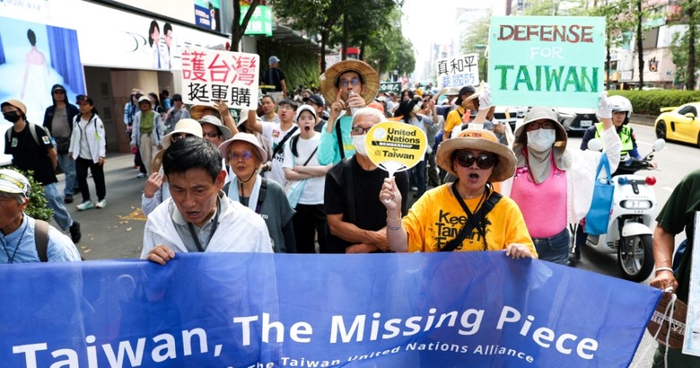 不畏高溫 台北8000人上街挺軍購 呼籲強化國防