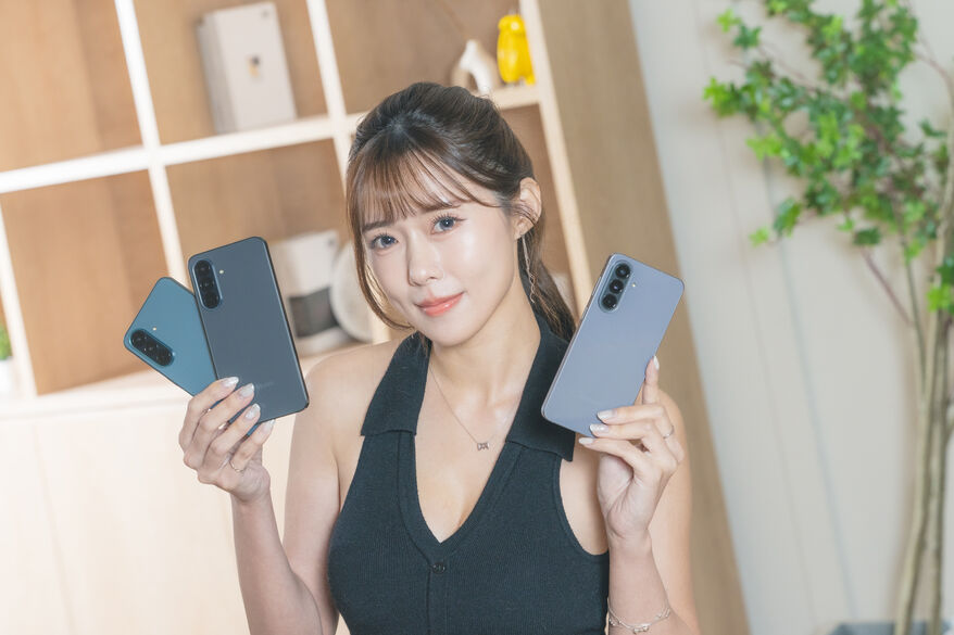 中階安卓機手機推薦? 甜美模特拿著Galaxy A57 5G 與Galaxy A37 5G 合影,並搭配圖說Galaxy A37 5G 是價格更親民的選擇