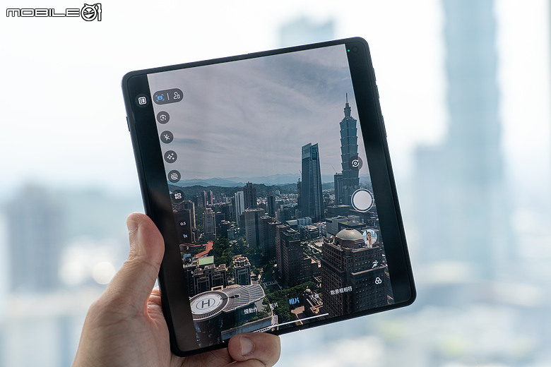 motorola 首款「大摺」razr fold 登台，12+256GB 售價 49,988 元