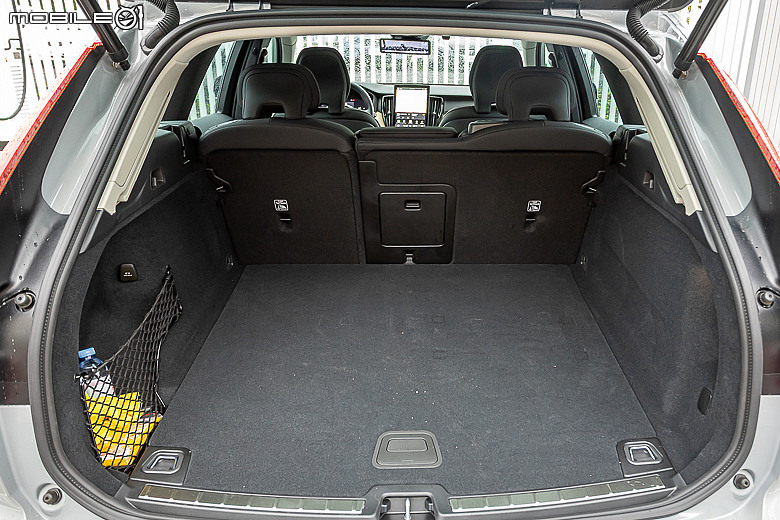 Volvo 小改款 XC60 B5 試駕｜保留核心優勢，高級感再強化！