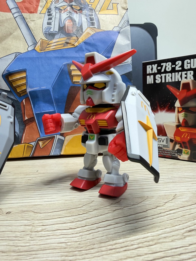 為了鋼彈我又吃麥當勞了…RX-78-2 聯名公仔快速開箱