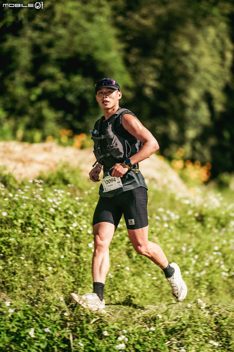 【裝備評測】跑襪愛穿長還短的？ 這雙一加長就跑越野 20km 。
