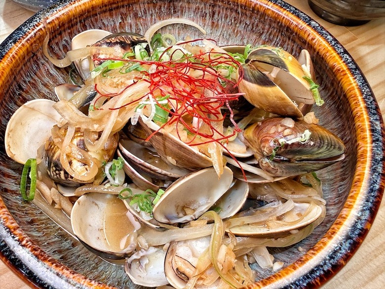 平價日本料理，生熟丼、刺身、炸烤物，無低消續飯湯吃到飽、壽星送生魚片蛋糕，寵物友善