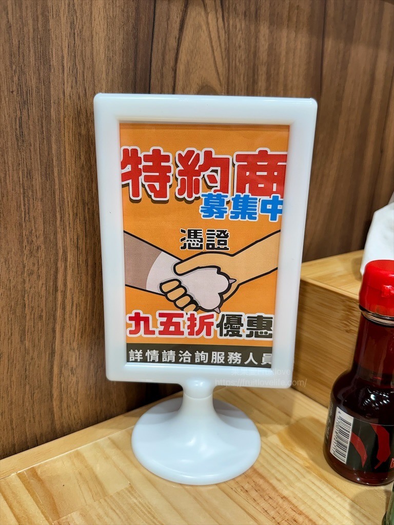 平價日本料理，生熟丼、刺身、炸烤物，無低消續飯湯吃到飽、壽星送生魚片蛋糕，寵物友善