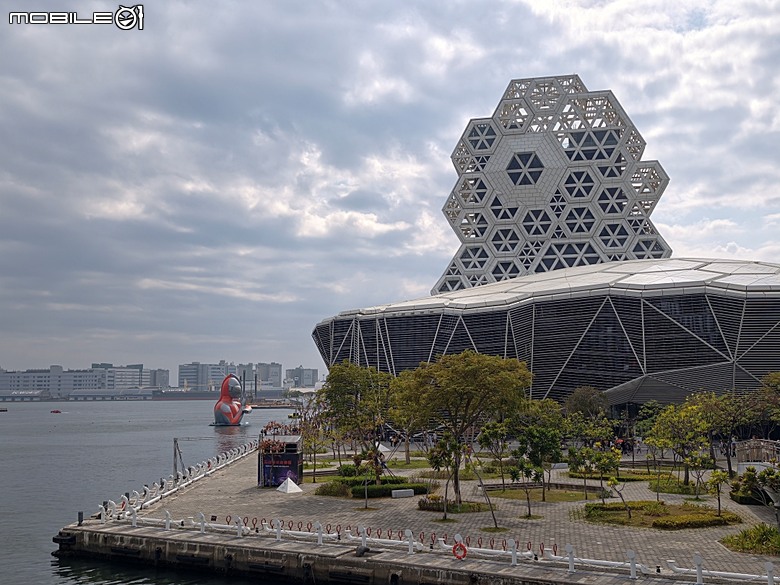 哈瑪星鐵道園區、舊打狗驛故事館、高雄港車站北號誌樓、鐵道園區天空雲台、金馬賓館當代美術館、打狗水道量水器室,附掛2026高雄冬日遊樂園紀實 — 冬日高雄港濱散策 哈瑪星鐵道園區篇