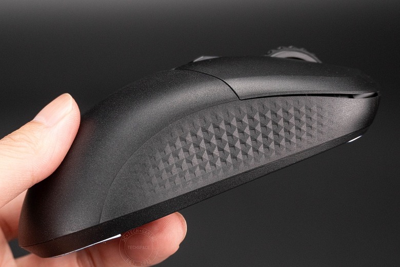 點我看大圖 微星 VERSA 300 WIRELESS 8K 電競滑鼠開箱:66g 超輕量搭 8000Hz 輪詢率、196 小時續航