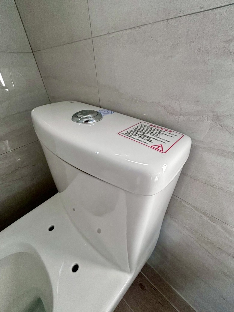 [心得]高雄清潔｜自己掃跟找清潔公司差在哪，紗窗水洗馬桶水箱黃垢全靠專業