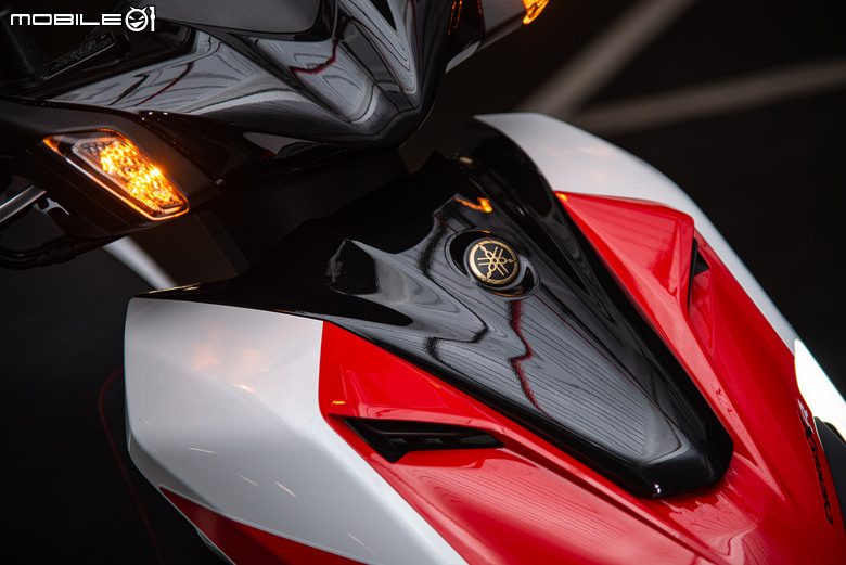 點我看大圖 YAMAHA 七代勁戰 CygnusXR 七十周年特仕版開箱|限量一千兩百台的速度鏈塊來襲!