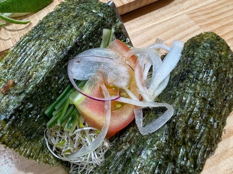 平價日本料理，生熟丼、刺身、炸烤物，無低消續飯湯吃到飽、壽星送生魚片蛋糕，寵物友善