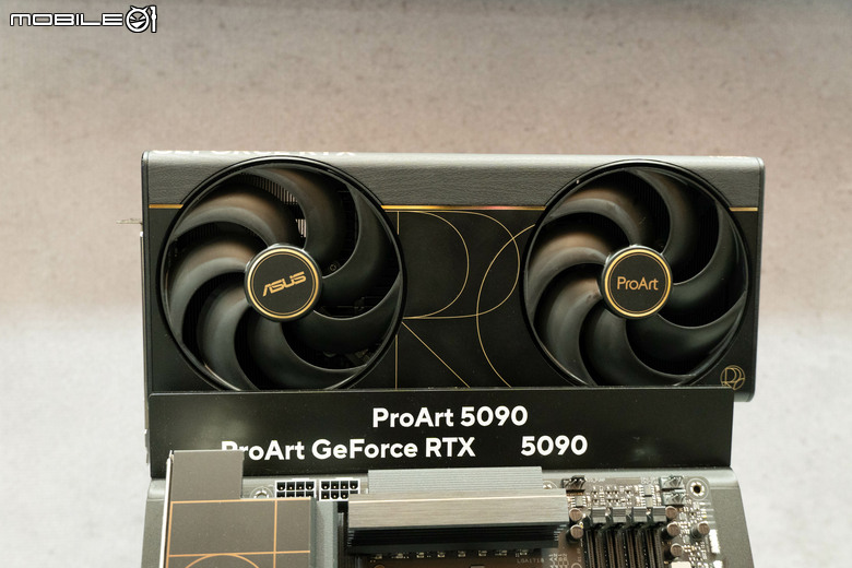 華碩推出 ProArt RTX 5090 OC Edition 顯示卡 在 2.5 Slot 厚度內具備雙導風散熱技術 提供內容創作者更高效能