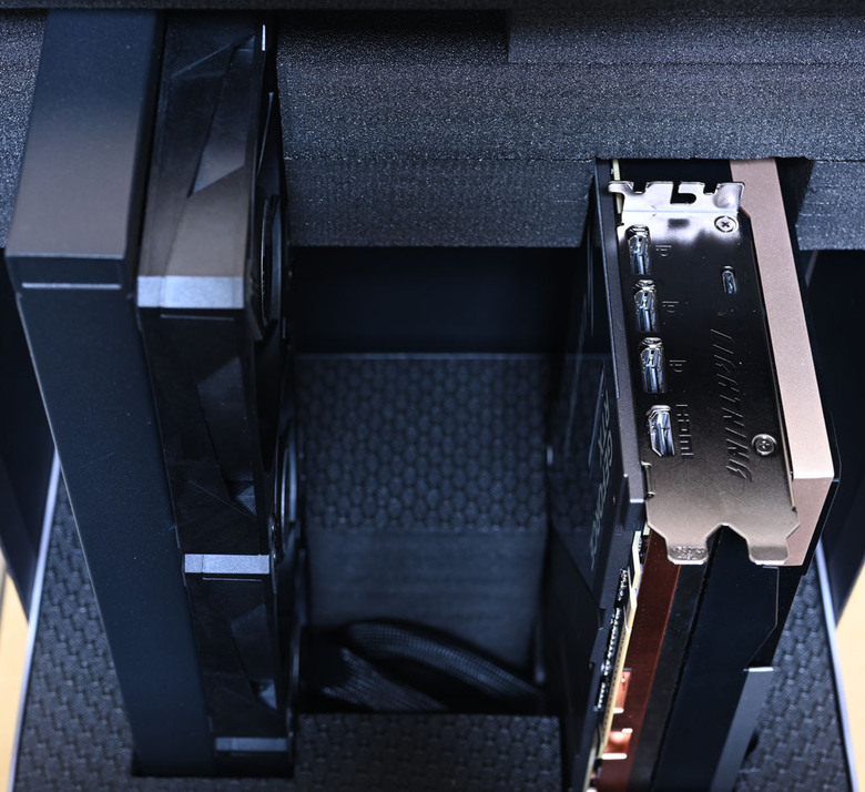 動爪玩MSI GEFORCE RTX 5090 32G LIGHTNING Z